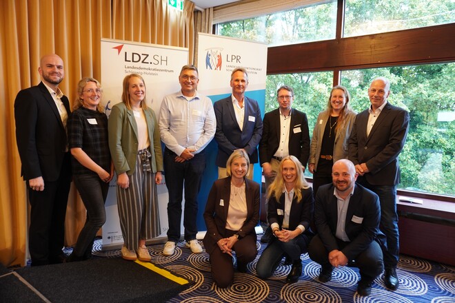 Team des Landesdemokratiezentrums mit den Kolleginnen und Kollegen des Landespräventionsrates auf der Demokratiekonferenz 2025