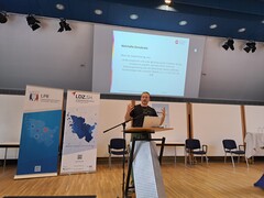 Wissenschaftlicher Referent Leon Brandt gibt dem Netzwerk des Landesdemokratiezentrums Impulse und hält einen Vortrag am Rednerpult